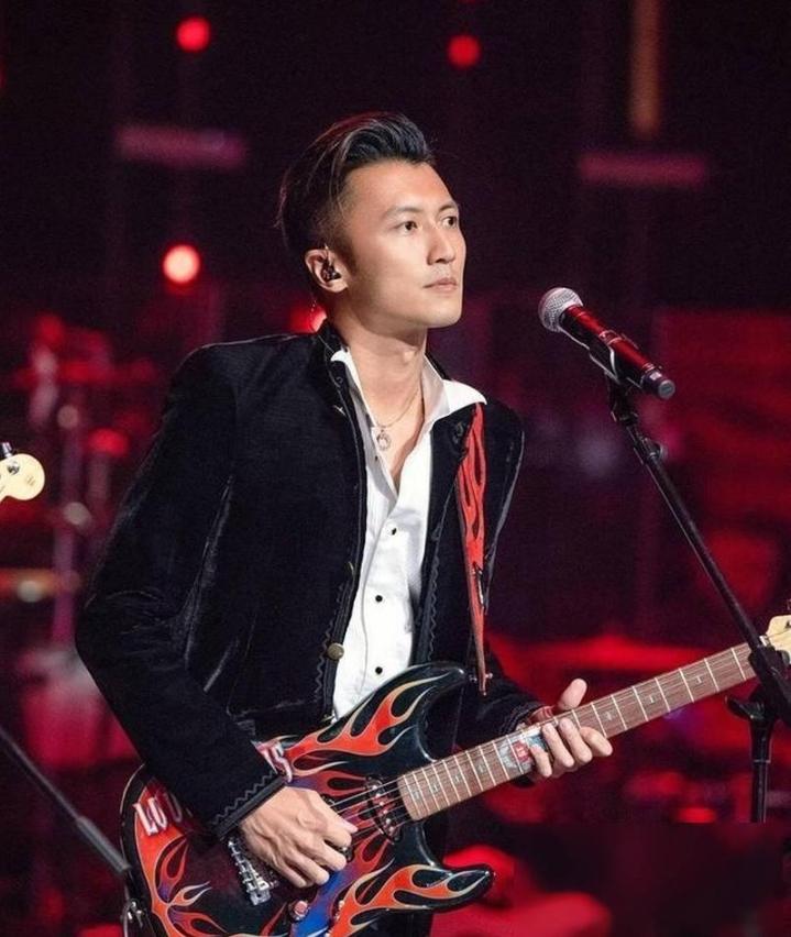 张柏芝那么漂亮，谢为啥选择王菲
其实这事根本不是世俗眼光里“谁颜值高谁就赢”的逻