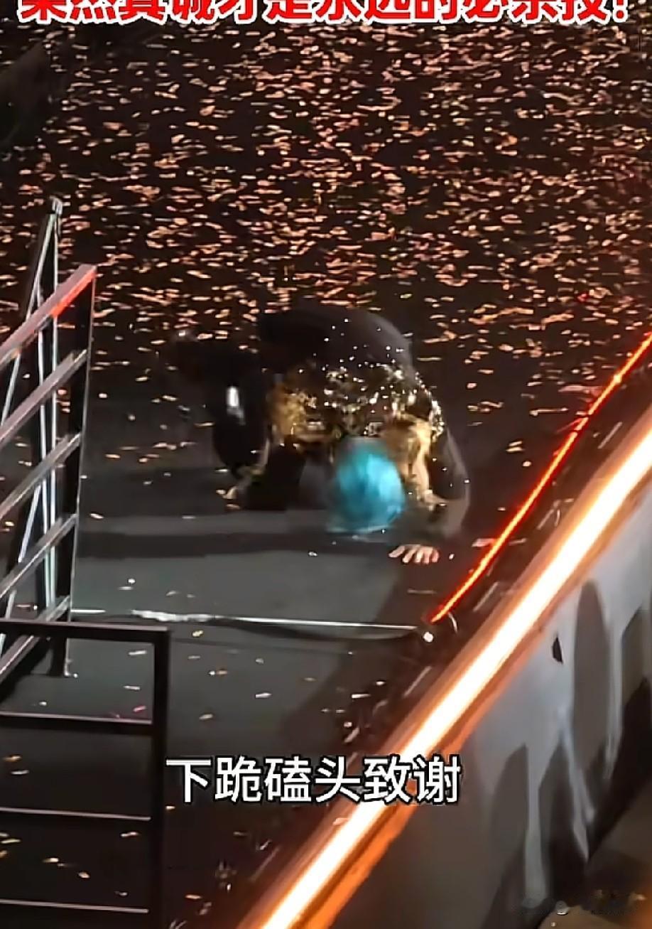 有情有义，不火都难！近日，海来阿木在成都办演唱会，演唱结束后，直接向着面前的观众