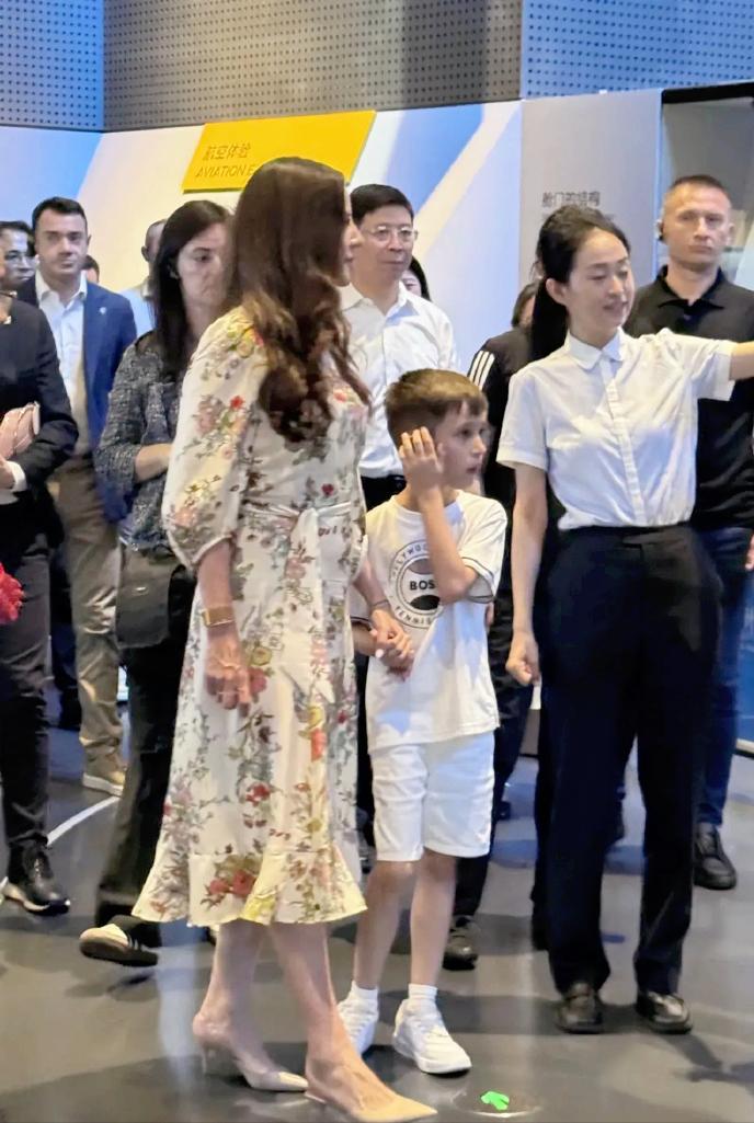 武契奇夫人带8岁小儿子逛上海科技馆
 
小家伙全程戴耳机听讲解，眼神比谁都认真