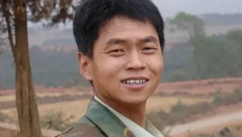 《士兵突击》火了快20年，谁想到当年那个瘦弱的薛林，现在胖得让人认不出来？张兵海