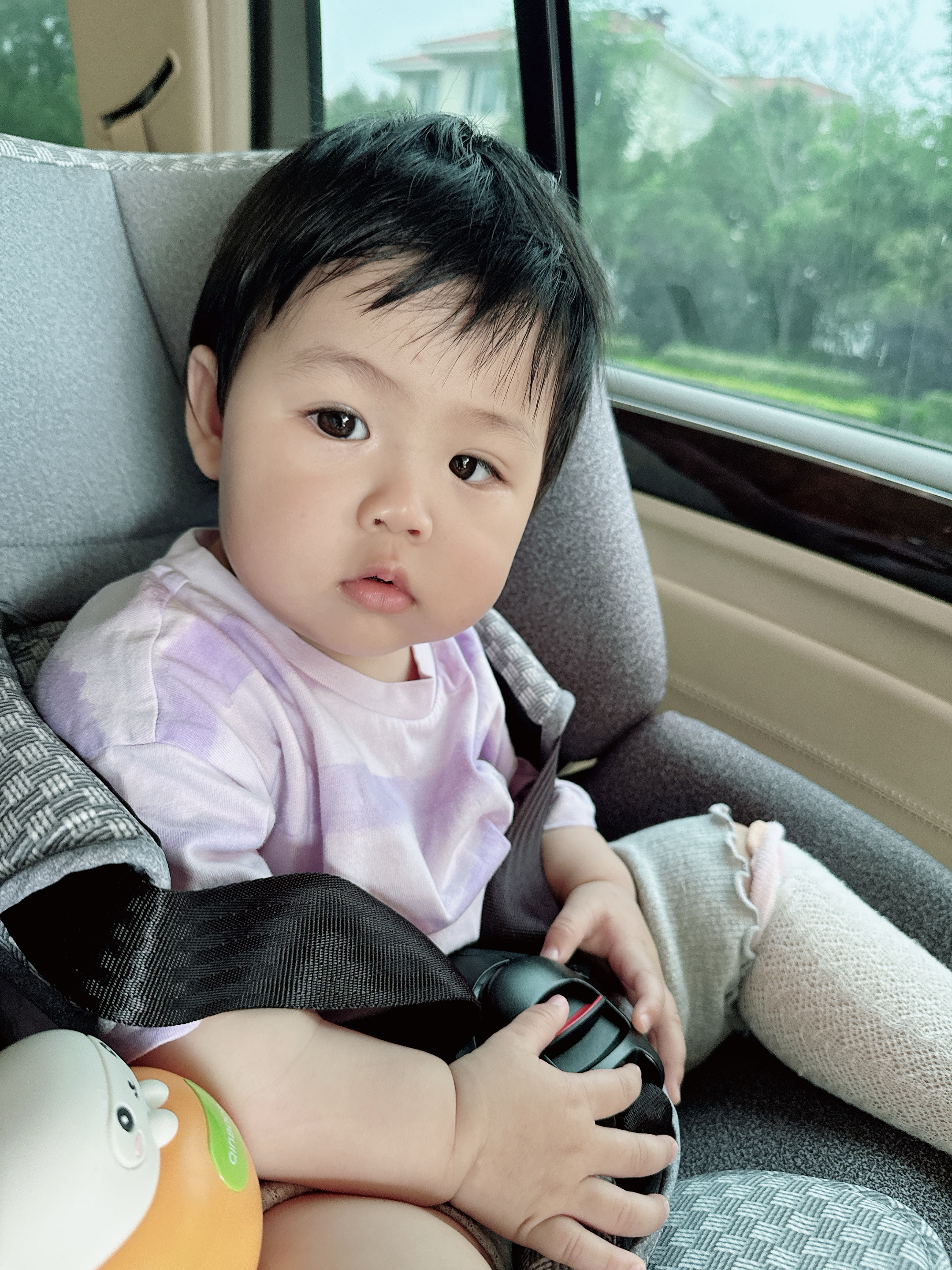 带小碗出去了本来有点焉有的，看到我拍她马上摆出笑脸 