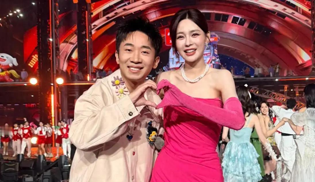 跨年晚会后台别被短视频骗了！

刚过元旦，那段芒果台跨年后台的小视频火了，说沈梦