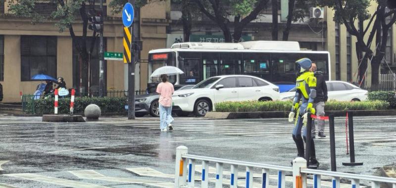 不惧风雨，云深处人形机器人开启全天候交管协勤实战测试。2026年国庆假期，杭州西