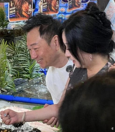 黎耀祥和老婆在广州吃海鲜，手牵手好甜蜜，梁耀莲身材丰腴像贵妇,结婚28年，女方一