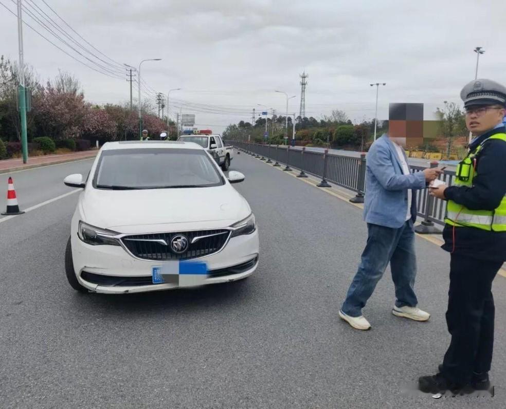 真的大开眼界！见过违章多的，没见过这么肆无忌惮的，拿交通法规当摆设，拿道路安全当