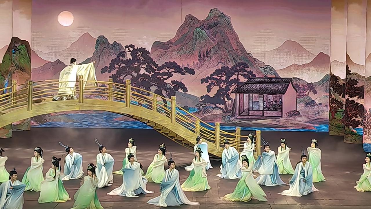 昨天去了琅琊古城，看了国秀琅琊，雨下的很大，没有阻止欣赏琅琊古城的观众。国秀琅琊