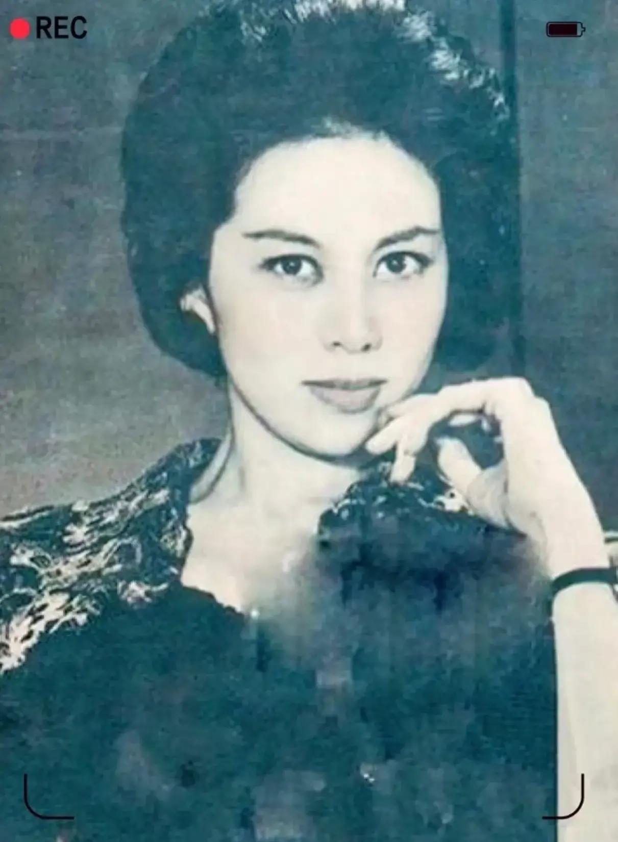 基因何其强大，
关之琳的母亲年轻时也是个美人，
父亲也是相貌堂堂，
生了关之琳，