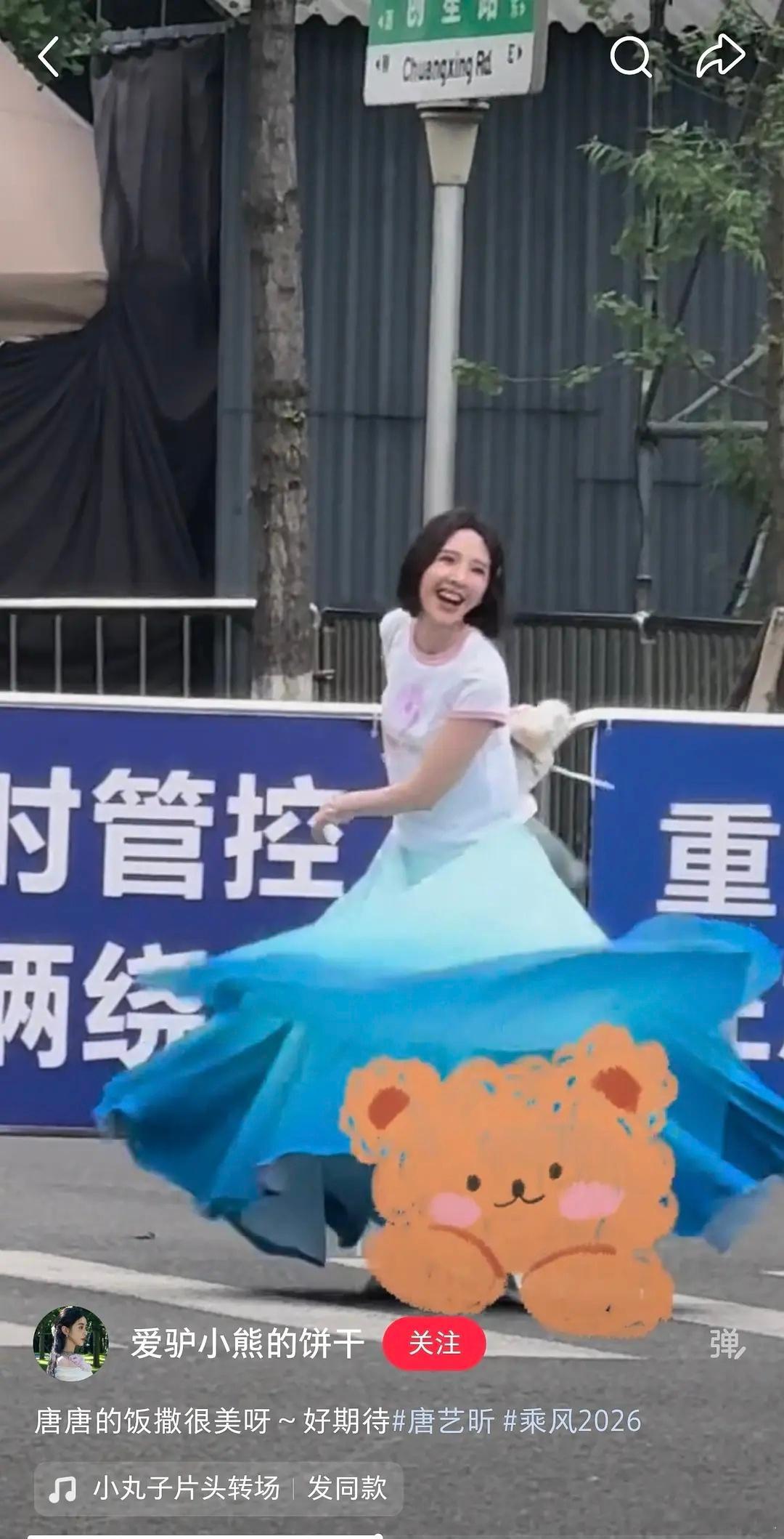 窝糖看着很满意这条裙子 