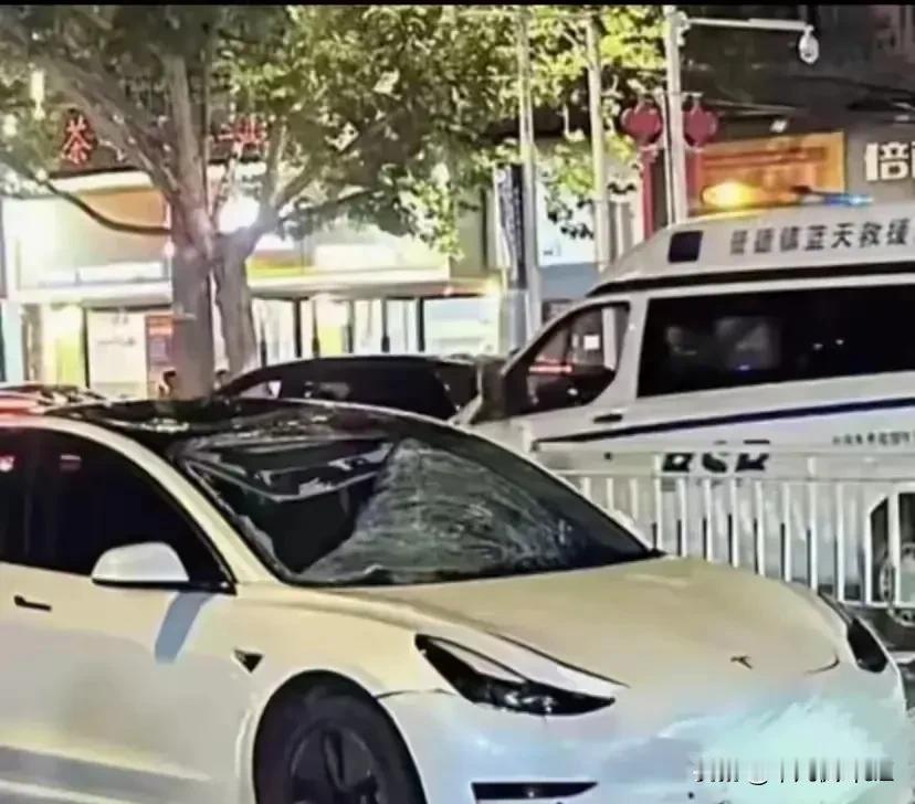 在江西景德镇的一个悲剧事件中，一宗惨烈的车祸夺走了一家三口的生命。据报道，事故发