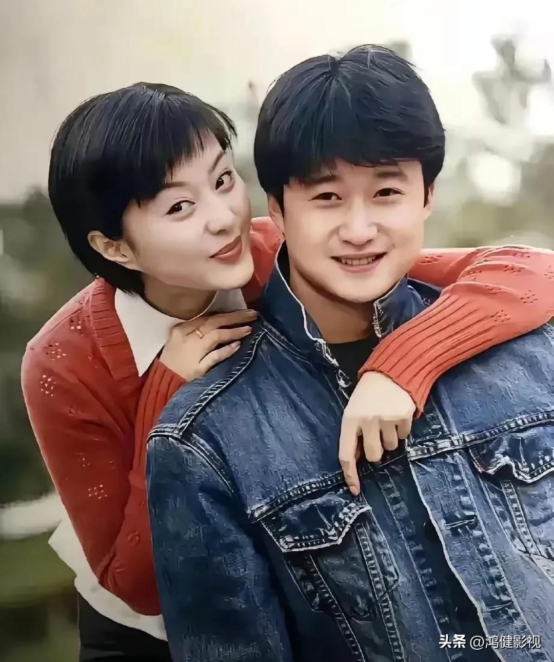 仔细看，那时的吴京疏眉朗目，气宇不凡，真的是一表人才！而他身后的美女是谁？看
细