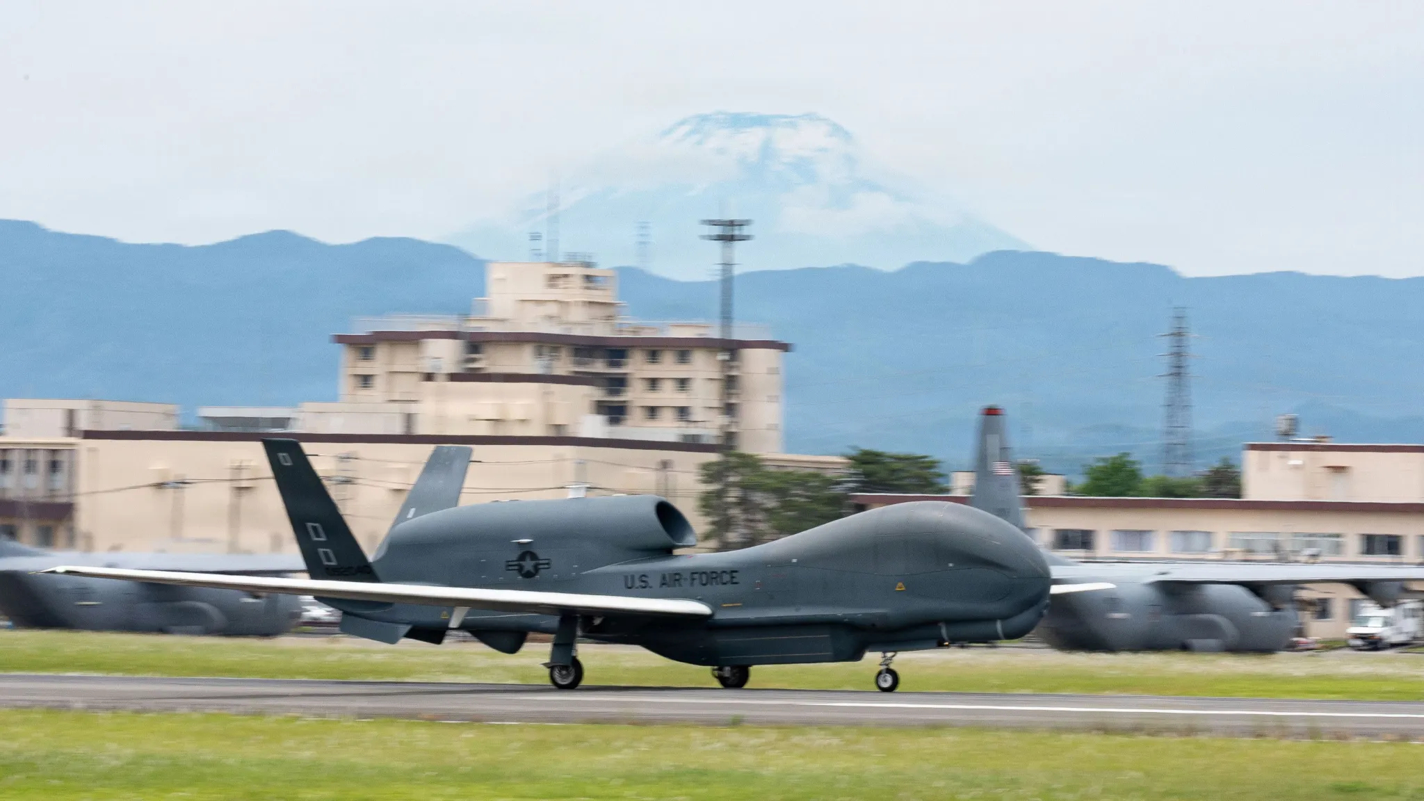 烽火问鼎计划 在关岛驻扎十多年后，美国空军将三架 RQ-4 全球鹰侦察无人机永久