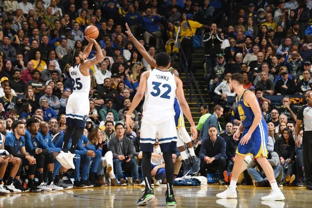 打死没想到，赛后一位跟队二十年的老记者喝多了说：勇士主场输给森林狼，根本不是因为