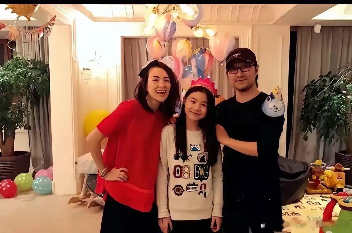 这下好了估计全世界都知道了汪峰一家人都在谈恋爱。汪峰本人在和女网红森林北谈恋爱。