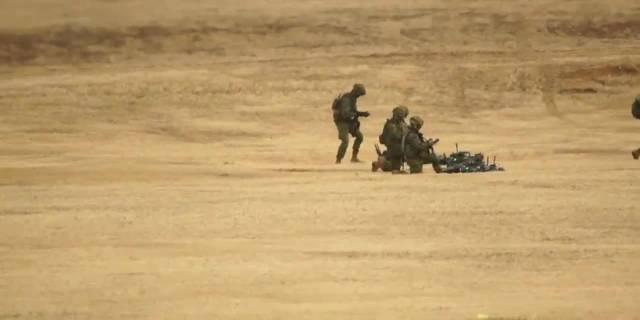 日本陆上自卫队在多个国家的军人面前演示其装备的Vision 60 Q-UGV四足