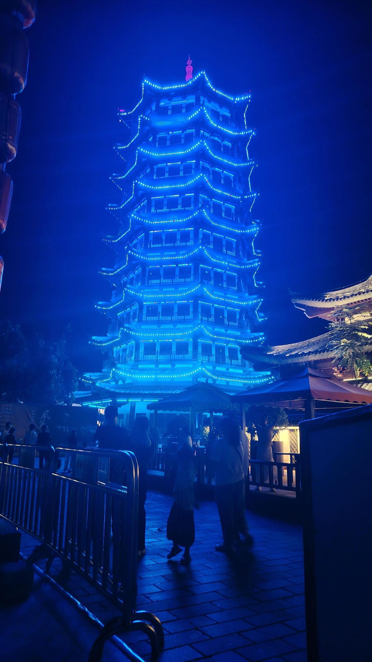 大家猜猜这是涉县哪里？打卡不夜城 宝塔下的夜色 夜游文化古街