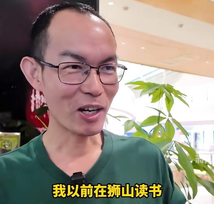 高又亮的额头，鼻子有势，眼睛有神，有事业成就。

他这个眼神透露出有谋略。

气
