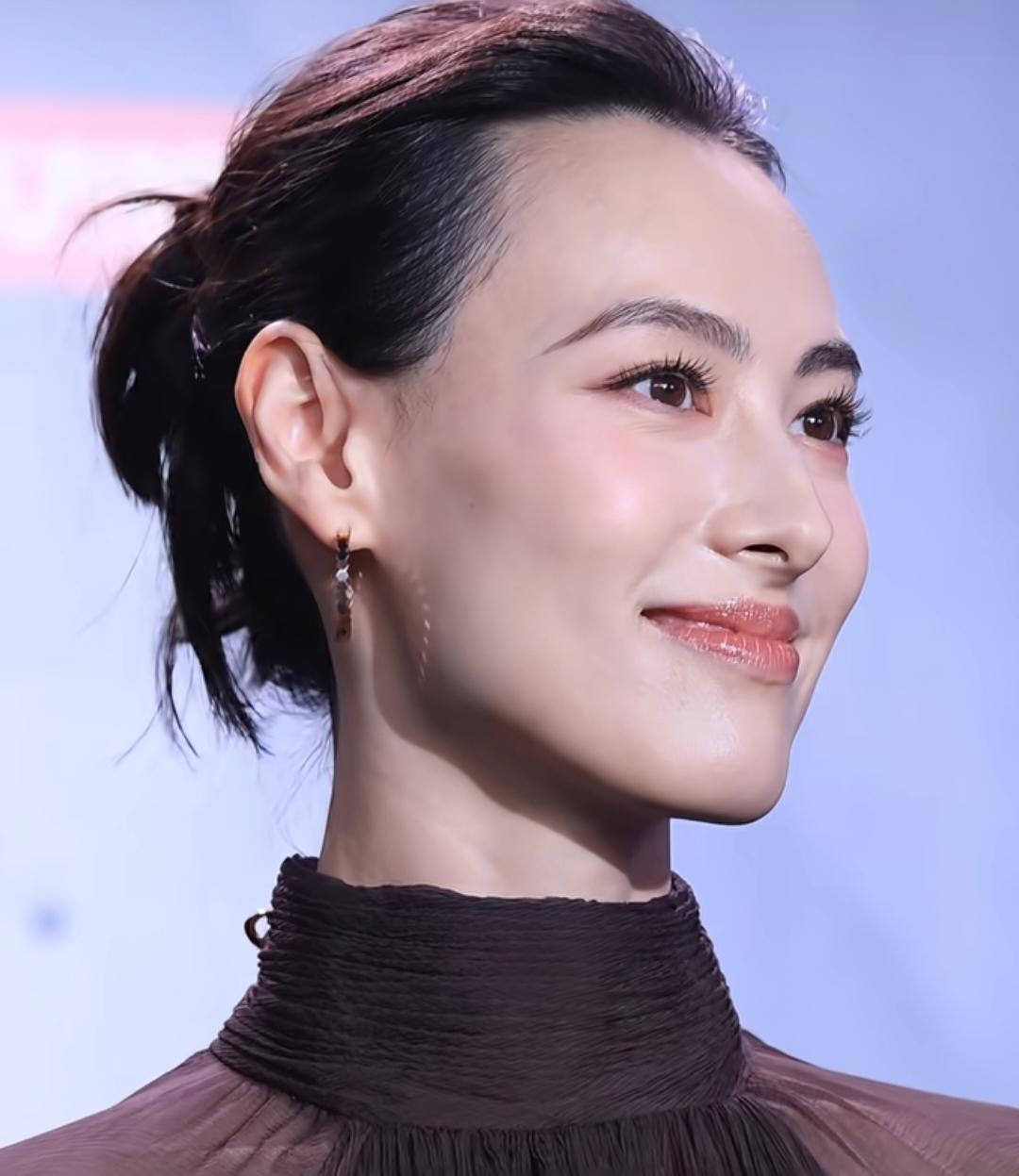 一个红毯同框，让人彻底看清了梁洛施。

第28届上影节红毯上，她挽着导演马浴柯，
