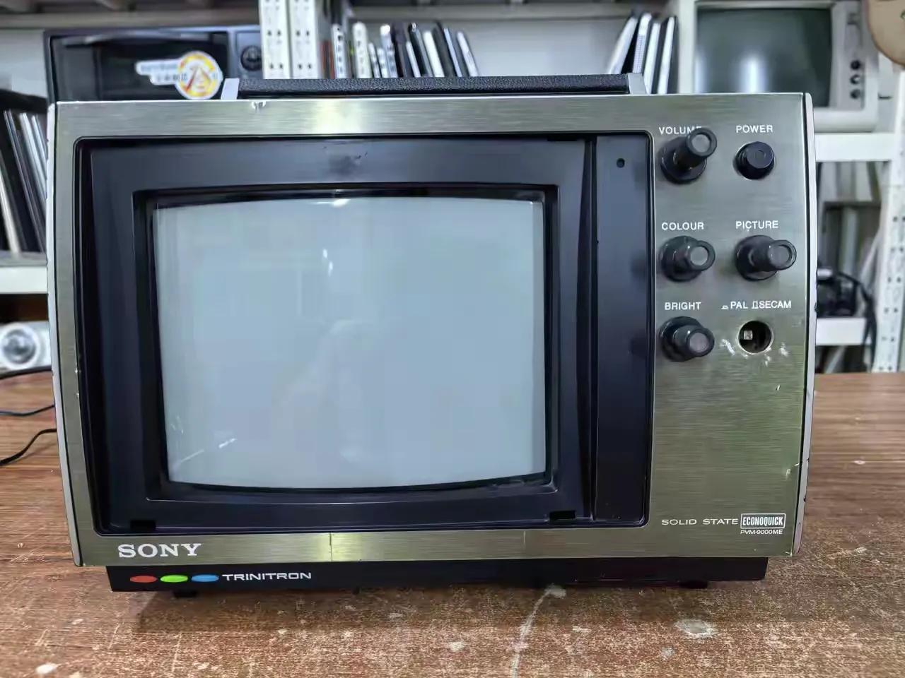 索尼PVM-9040ME，没有4K，甚至插不进现在的排插。

拧动那颗阻尼感像上