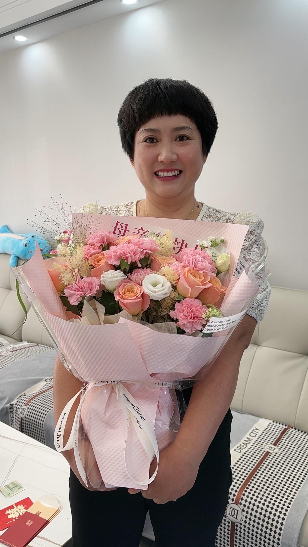 有一种幸福叫做女儿的关爱。有一种幸福叫做女儿的陪伴，祝愿天下母亲，节日快乐，健康