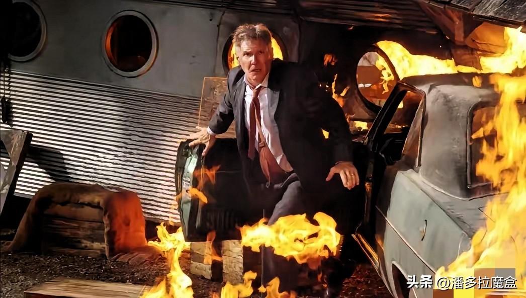 这也太讽刺了，演过《空军一号》里最硬核总统的哈里森·福特，这回是真被气笑了。
