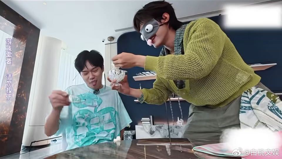 李飞噎到不行张泽禹还在加料一路向海的少年 看李飞噎到不行，张泽禹还在加料，蒙眼喂