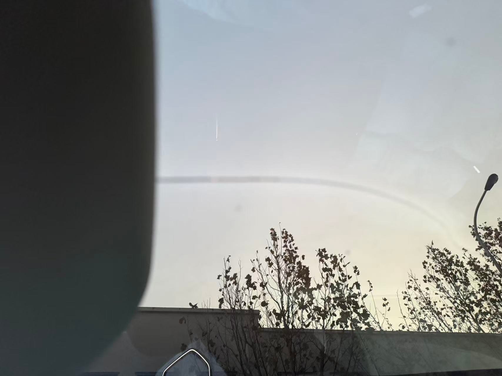 一个石子儿真的能砸裂车顶天窗玻璃么？求科普！小编中午下班的时候，本来要美汁汁儿的