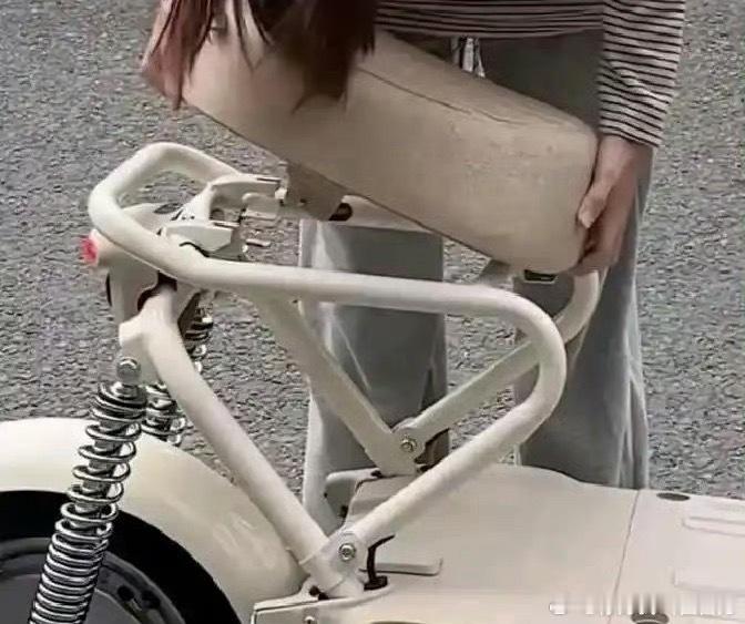 这也不能放东西，也不能带孩子，那为什么买电瓶车？ 