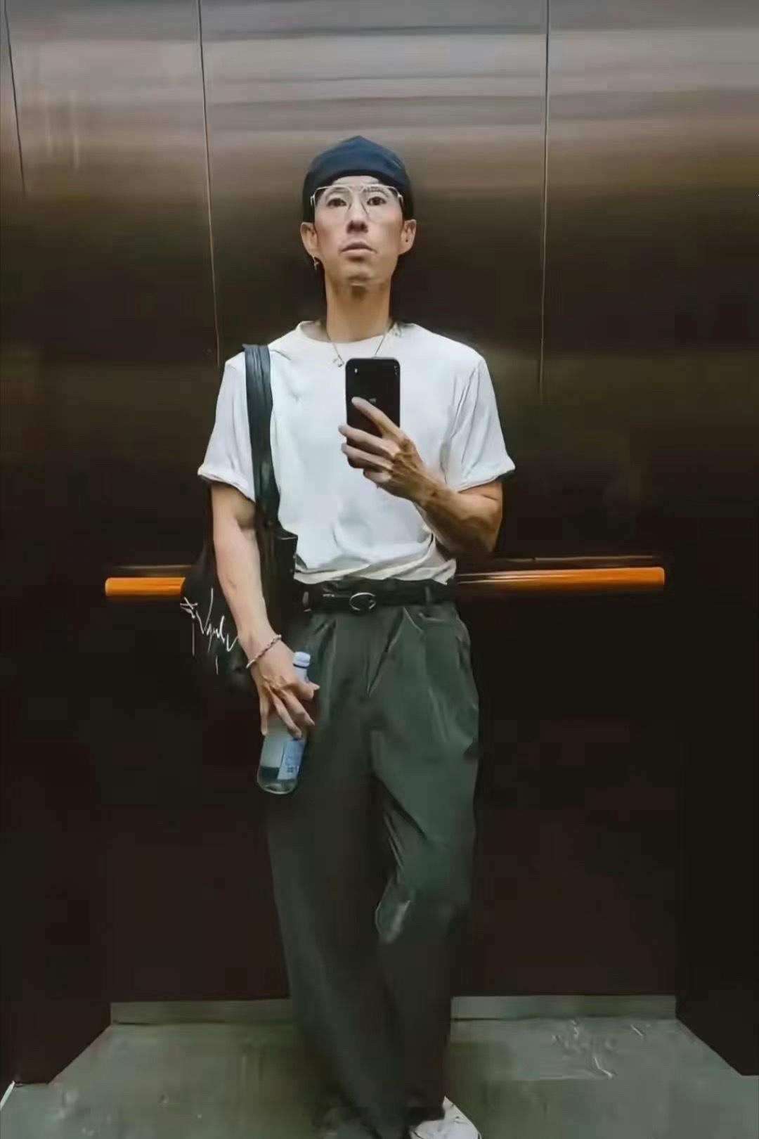 吴建豪瘦了40斤 吴建豪晒电梯自拍照，网友都在问怎么突然瘦了这么多，脸颊上的肉都