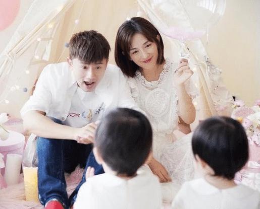 一天，谢娜女儿从幼儿园回来后，委屈巴巴地对着妈妈说：“在幼儿园里我不能哭。”

