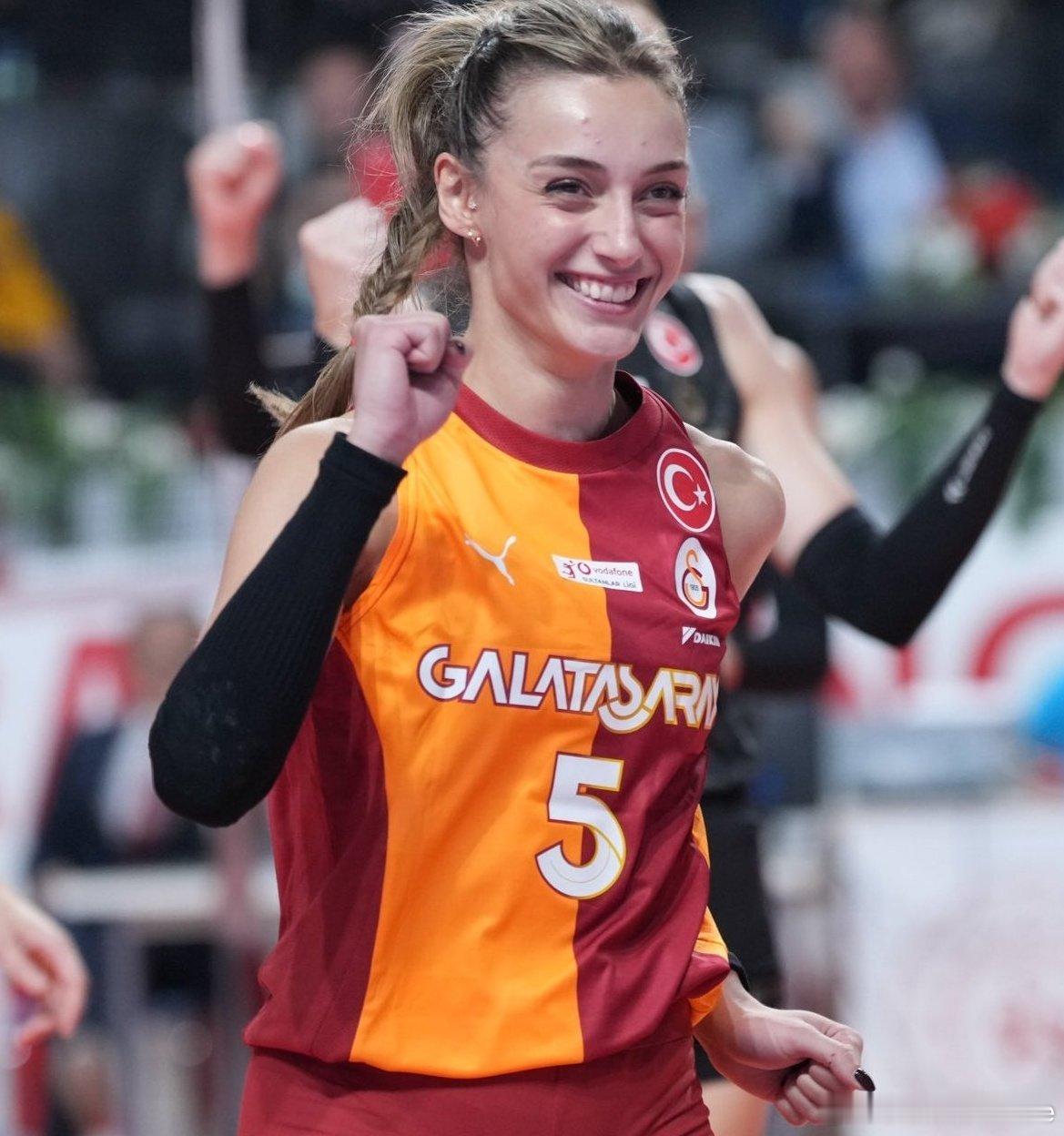 🟡🔴 厄伊吕尔·阿卡尔切什梅下赛季也将身披加拉塔萨雷队的球衣。📌 据悉，加