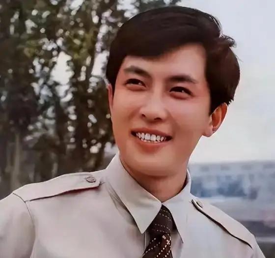 唐国强当年最帅的照片。
你怎样评价唐国强老师饰演的毛主席