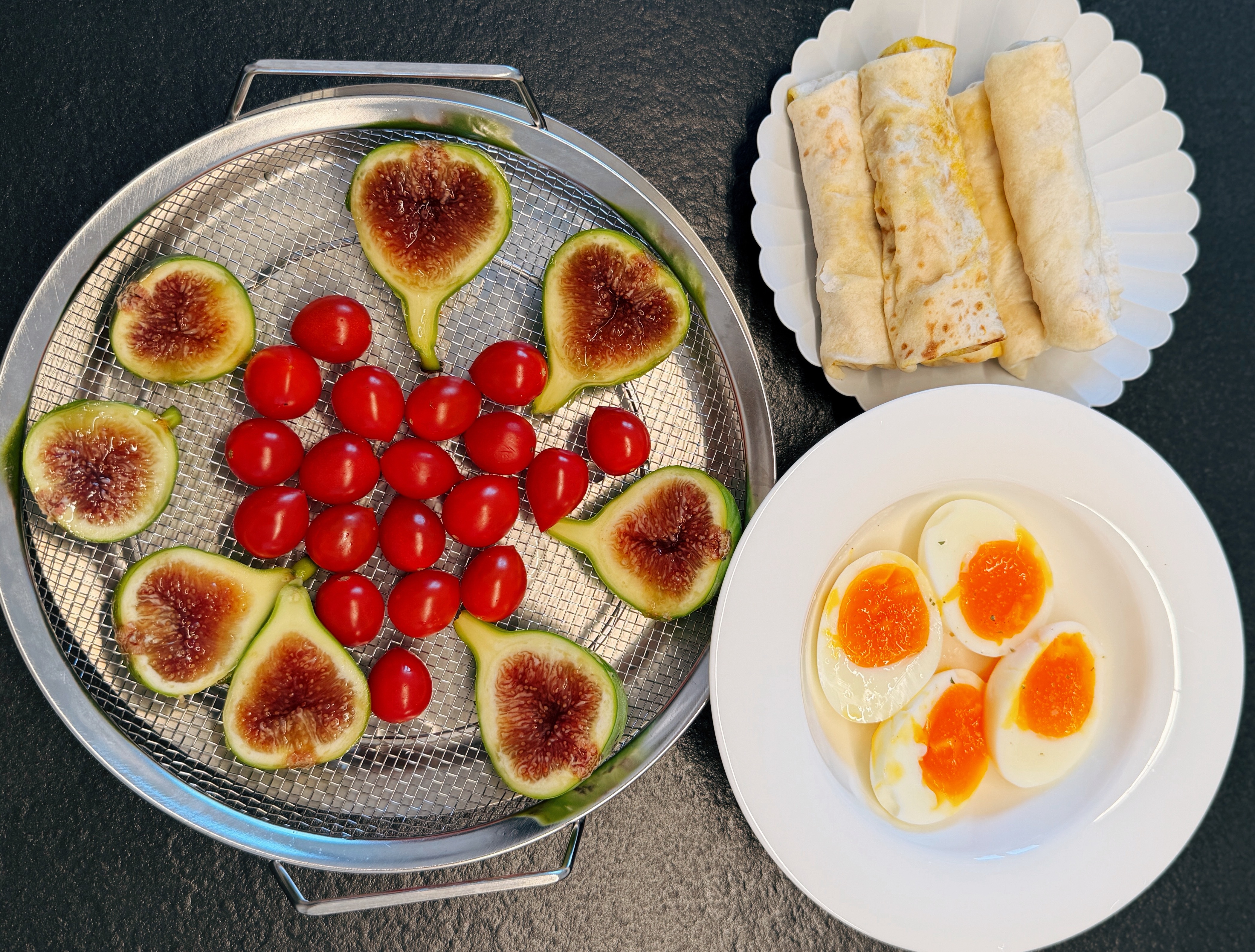 今天吃薄饼，阿琛喜欢，希希又不喜欢。昨天商量是可以，今天又说不吃。后来又给她烤了