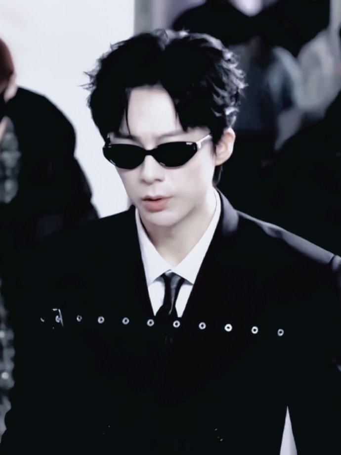 刘宇宁墨镜西装暴徒红豆生南国刘宇宁是男模刘宇宁墨镜西装暴徒，红豆生南国刘宇宁是男