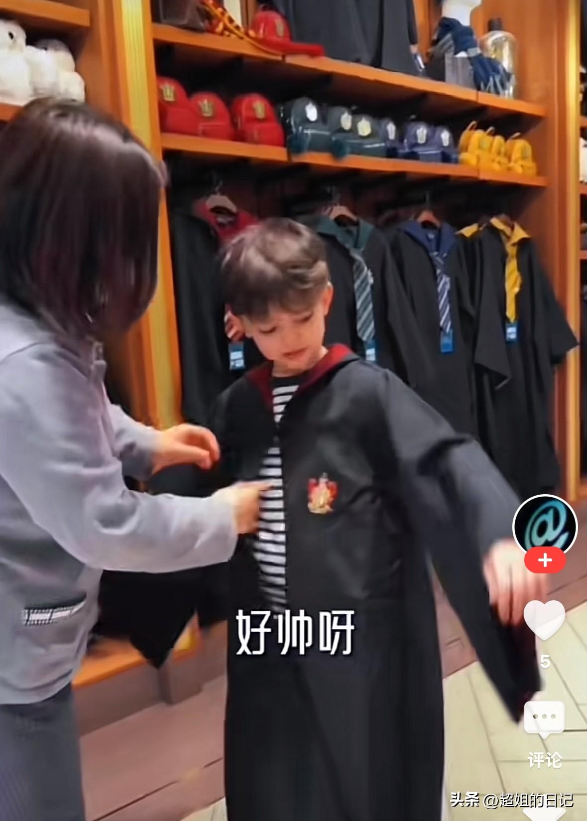 小宝回来看妈妈了，一家三口合体，感觉根本不像已经分开的两夫妻。
小宝明显能看出来