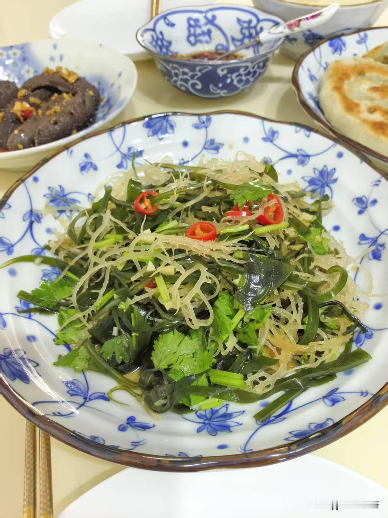 食堂汤里几乎没菜，一勺下去全是清水。
舍友总结：食堂例汤，主打一个见过食材。