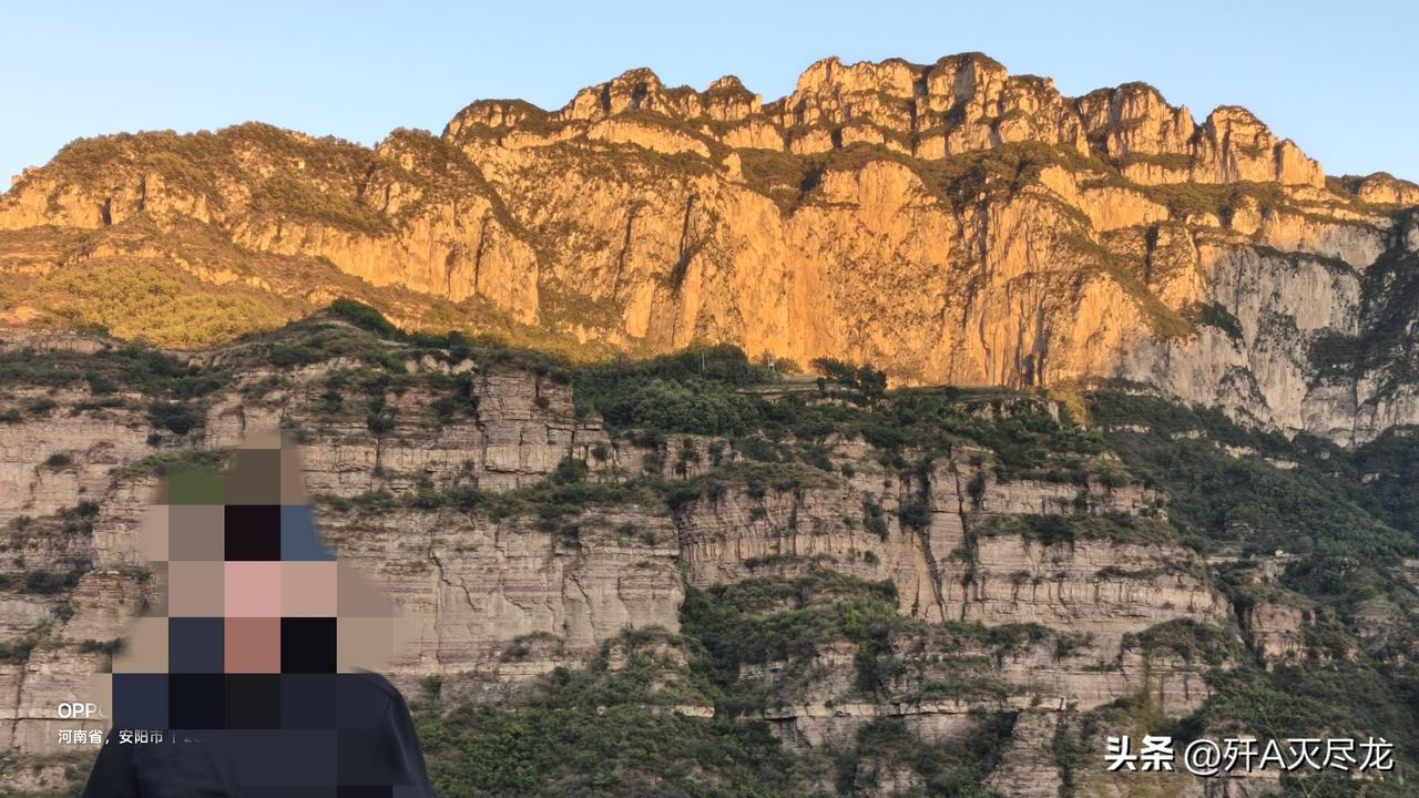 昨天晚上在石板岩溜达到快十点，本来打算在路边过夜的，结果离开石板岩的车还在陆续不