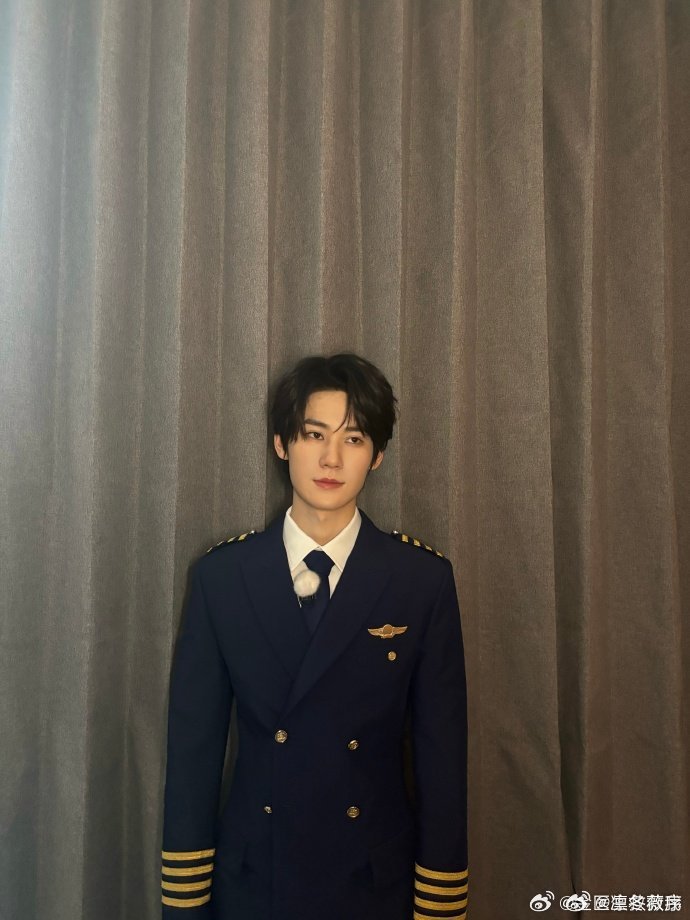 张真源机长造型返场 奔跑吧14首期就放大招，张真源机长造型强势回归，挺拔身形搭配