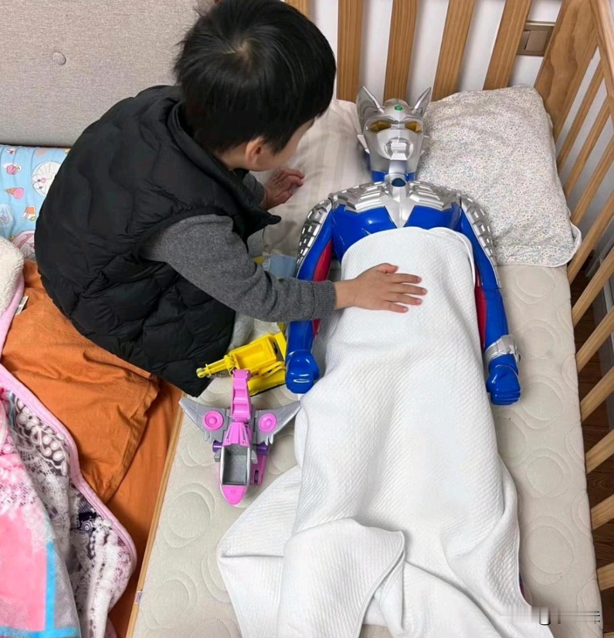 这孩子不错，懂得照顾人