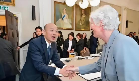 正在英国窜访的韩国瑜又干了一件让人目瞪口呆的事！他在英国议会的酒会上，用英文喊出