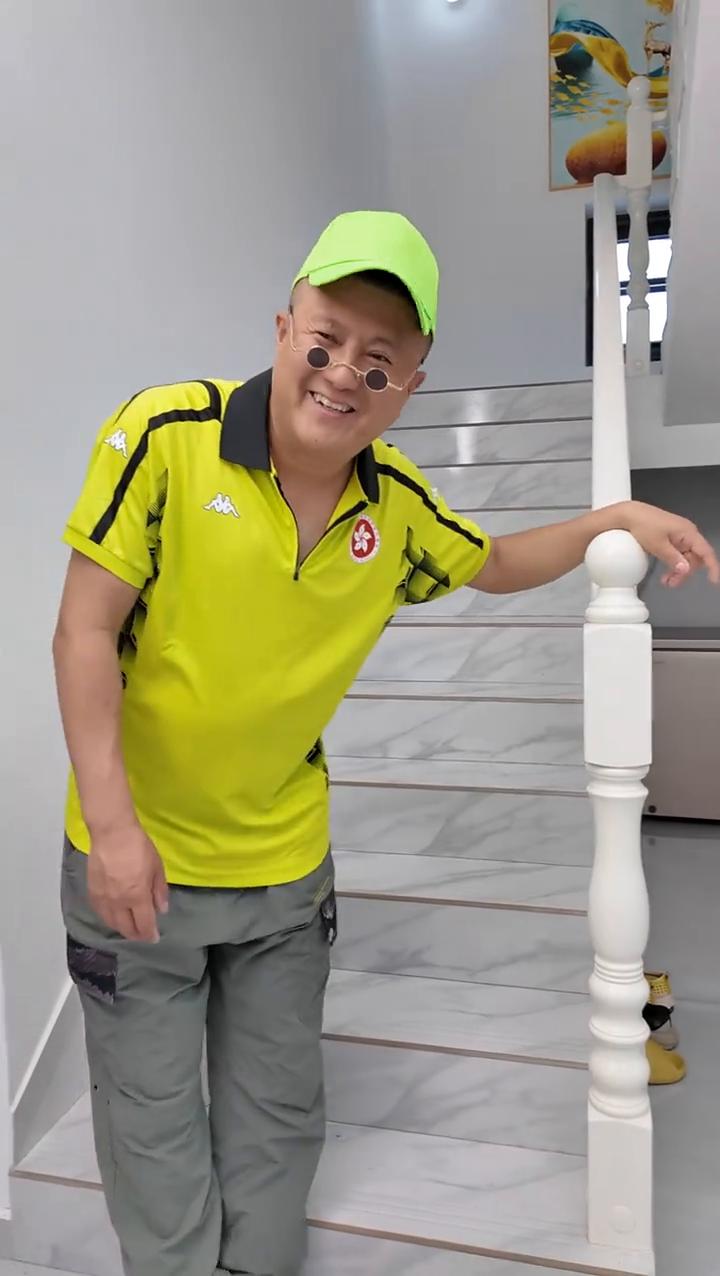 你笑的像精神病似的。