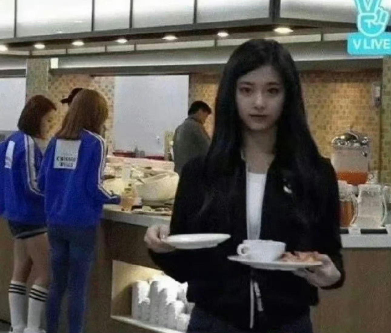 开学第一天学姐给我打饭（周子瑜 ​​​