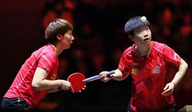 全运会乒乓球女单决赛结束，王曼昱4比2赢了孙颖莎，成功卫冕冠军。第三名陈梦也到场