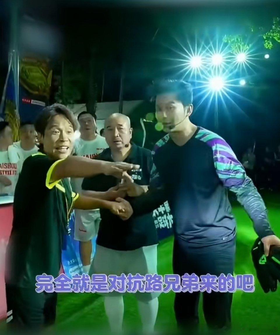 李晨宋小宝踢上足球了象牙山足球局看点拉满！李晨赛场冲锋射门活力十足，宋小宝全程花