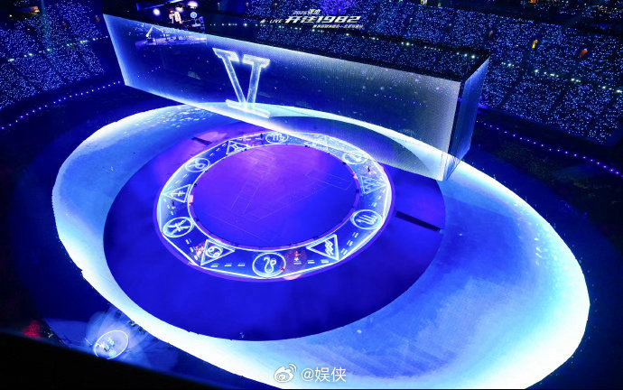 张杰回到家立马躺下张杰越来越炸 台上爆发力拉满燃炸全场，用歌声和舞台征服所有观众