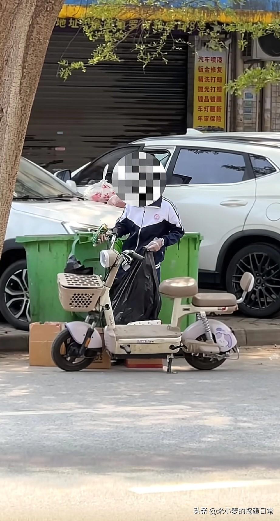 街头这一幕，让我手里的奶茶突然不香了
 
周末的街头，有人挤在网红店打卡拍照，有