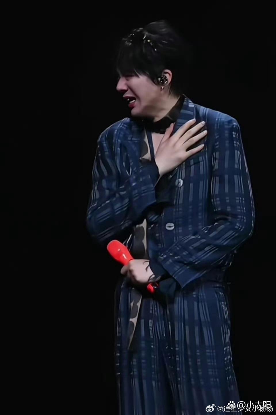 刘宇宁演唱会哭了，声称“有时真的干够了，坚持下去是因为有你们”，突然感觉明星也好
