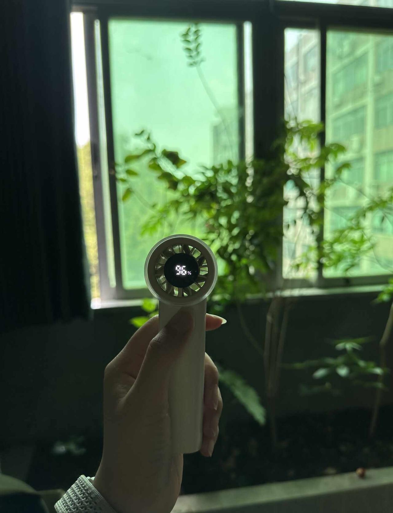 深圳你要热死我啊……
不敢想通勤路上人挤人，还散发着酸臭味……深圳风力大的风扇 