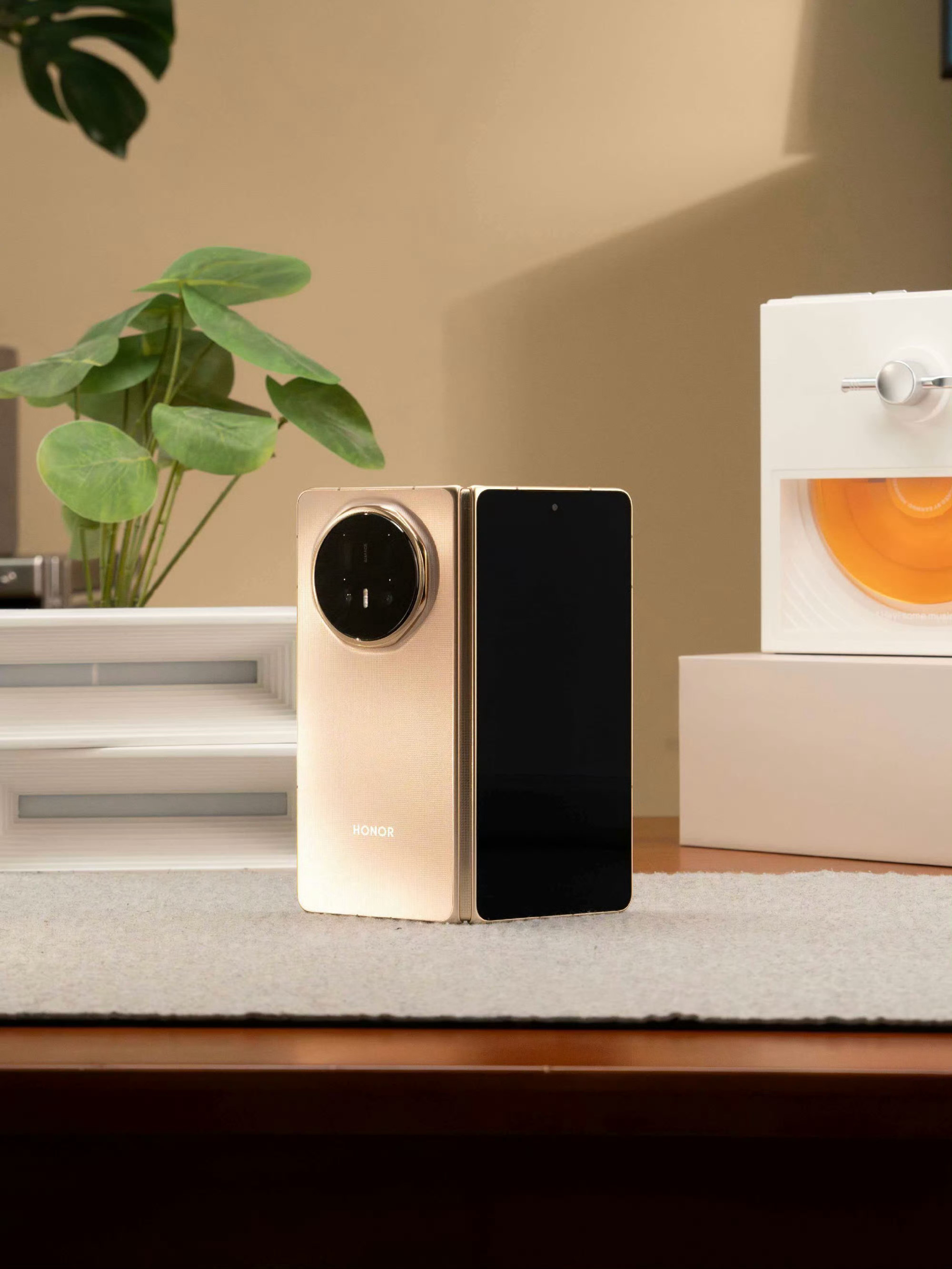 何同学说荣耀MagicV6确实非常不错好东西大家都喜欢！不仅是何同学觉得非常不错