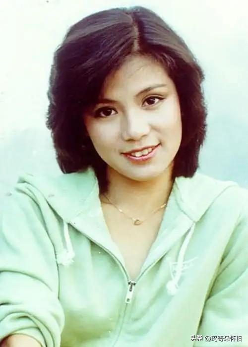 翻到一组老照片，一下子被拉回了那个年代。

镜头前的翁美玲，笑眼弯弯，元气满满，