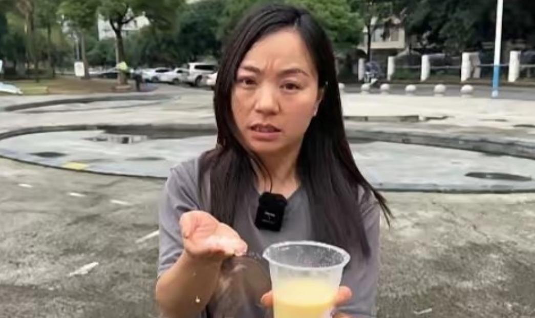 简直丧尽天良！6月16日曝光，四川一女子带娃吃火锅点鲜榨玉米汁，孩子连灌好几杯快